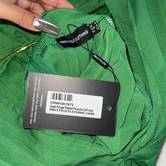 PrettyLittleThing Green Plunge Pleated Romper - Picture 12 of 13